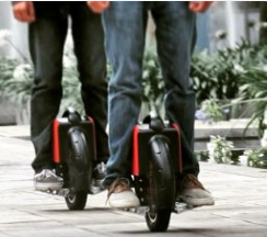 A mais poderosa cidade viajando ferramenta - viagens com Airwheel Scooter elétrico de auto-balanceamento como um pássaro voando